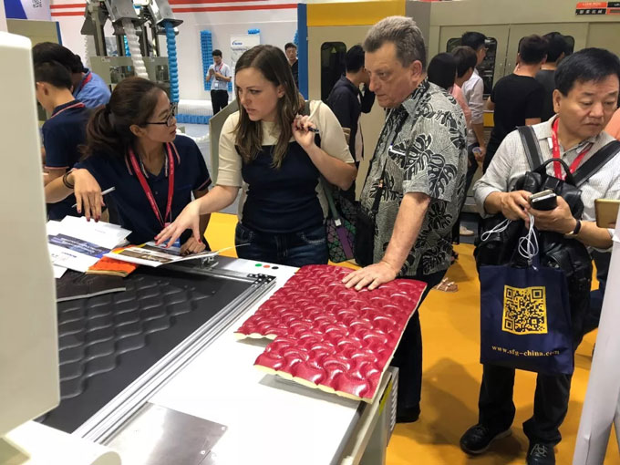 全自動零等待縫紉機(jī)展機(jī)前參觀客戶 全自動零等待縫紉機(jī)展機(jī)前參觀客戶