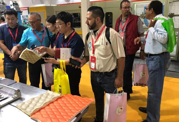 全自動兩用鋪布機(jī)華麗亮相 全自動兩用鋪布機(jī)華麗亮相