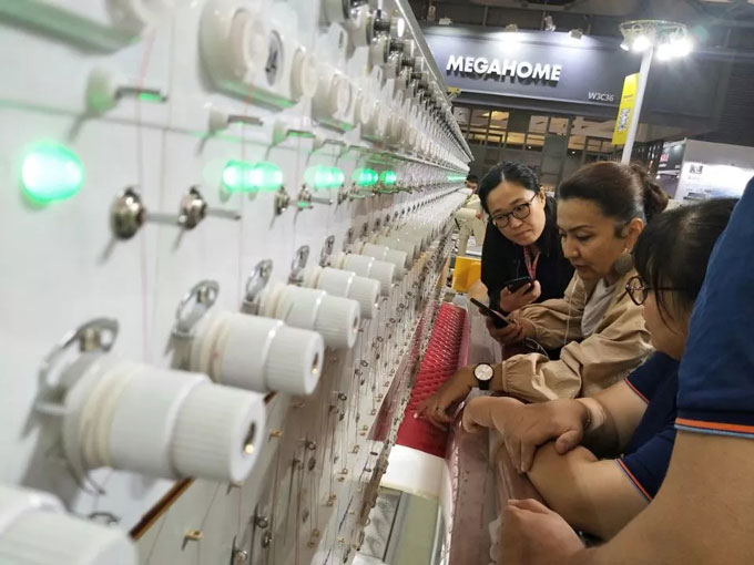 全自動單針任意轉(zhuǎn)展機(jī)前客戶 全自動單針任意轉(zhuǎn)展機(jī)前客戶