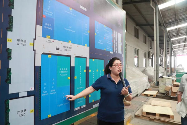 為天津財(cái)經(jīng)大學(xué)的各位師生進(jìn)行講解 為天津財(cái)經(jīng)大學(xué)的各位師生進(jìn)行講解