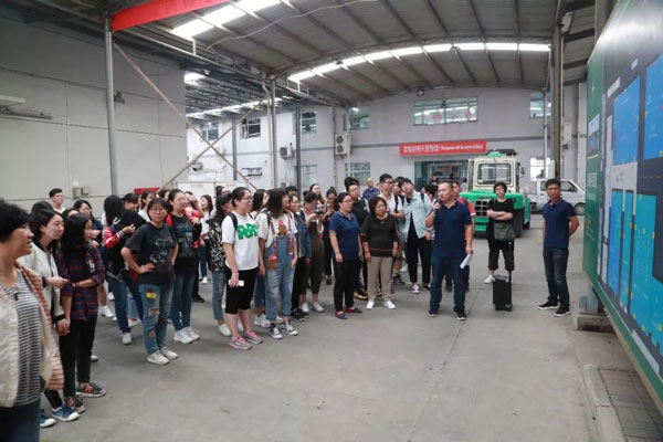 帶領(lǐng)師生參觀富怡工廠 帶領(lǐng)師生參觀富怡工廠