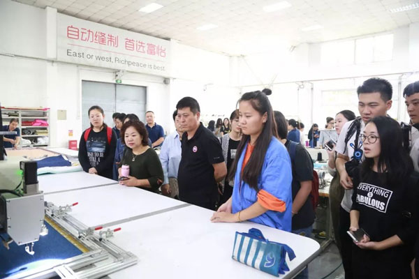 參觀富怡拉布機(jī)車間 參觀富怡拉布機(jī)車間