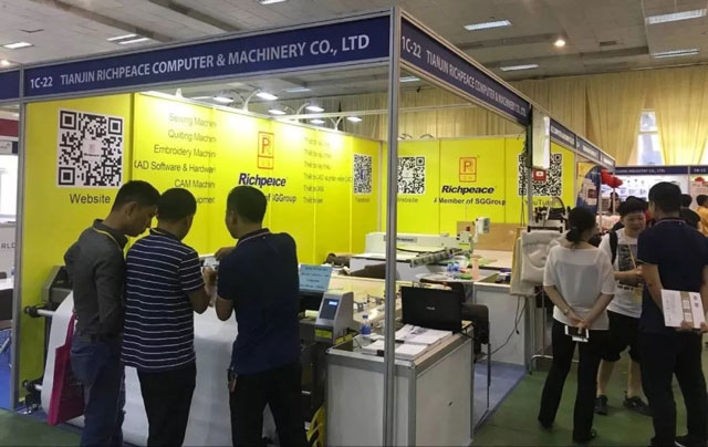 越南河內(nèi)紡織展機(jī)前客戶 越南河內(nèi)紡織展機(jī)前客戶