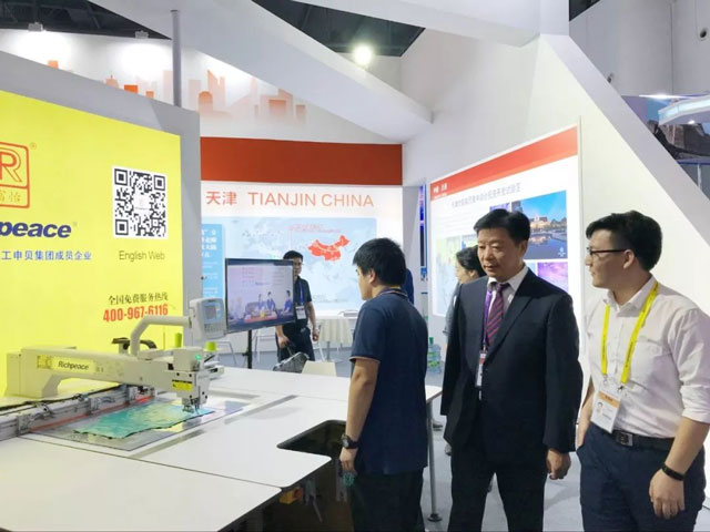 天津市副市長李樹起到富怡展位蒞臨指導(dǎo) 天津市副市長李樹起到富怡展位蒞臨指導(dǎo)