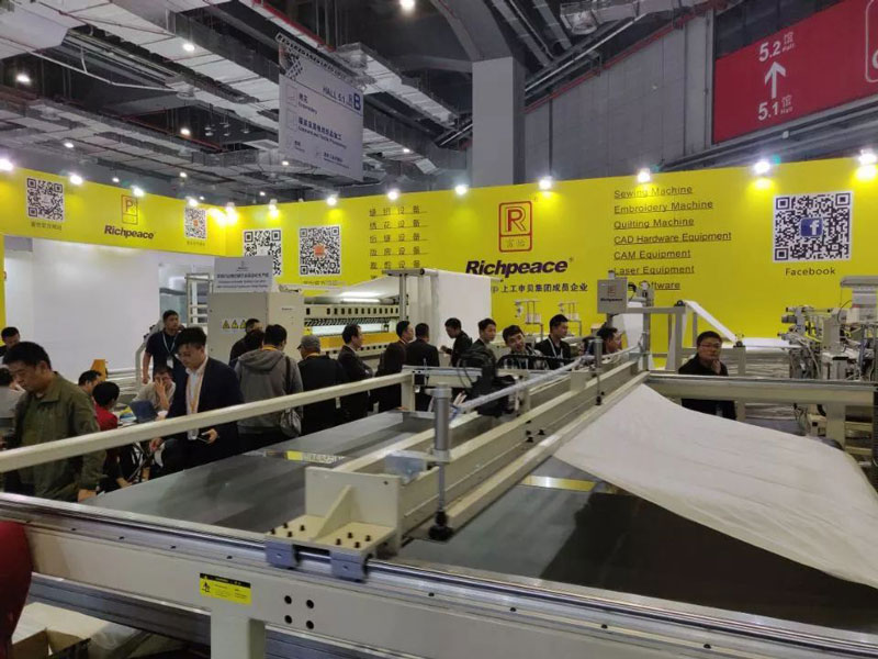 家紡被芯自動(dòng)化生產(chǎn)線-絎縫機(jī) 家紡被芯自動(dòng)化生產(chǎn)線-絎縫機(jī)