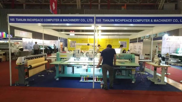 工作人員調(diào)試展機 工作人員調(diào)試展機