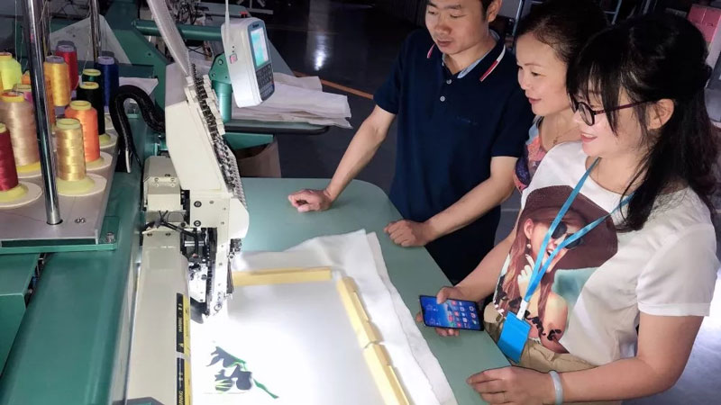 參觀研發(fā)中心 參觀研發(fā)中心打樣測(cè)試.jpg