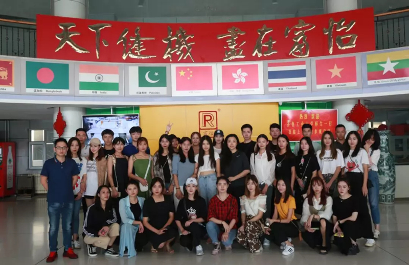 齊魯工業(yè)大學(xué)師生參觀上工富怡 齊魯工業(yè)大學(xué)師生參觀上工富怡1.jpg