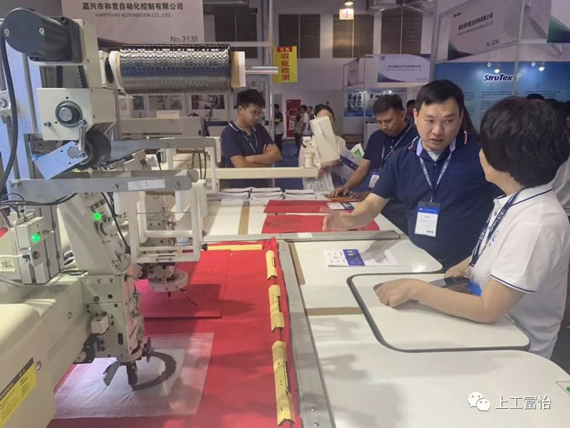 富怡復(fù)合布線電腦機展出后很多專業(yè)客戶駐足咨詢 富怡復(fù)合布線電腦機展出后很多專業(yè)客戶駐足咨詢2.jpg